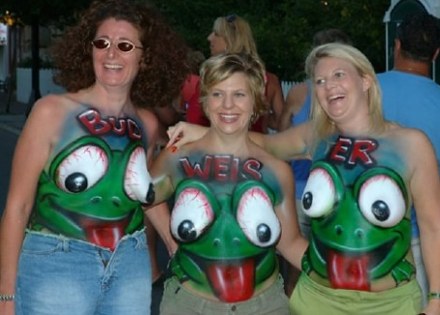 frog2budweiser-frog-girls.jpg